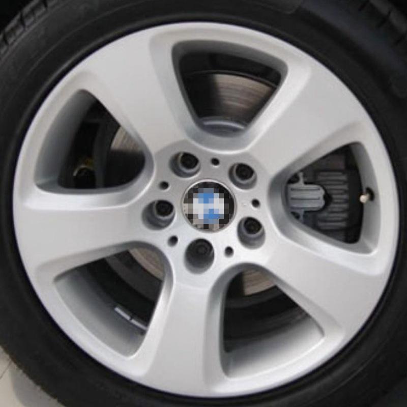 Совместимо с дисками BMW 5 серии 525li, 535, 520, 530 и 528; доступен с 17-, 18- и 19-дюймовыми легкосплавными дисками и шинами.