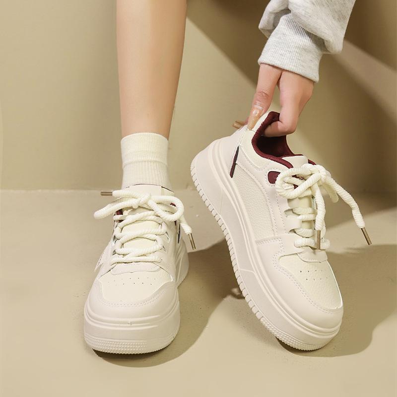 Повседневные спортивные туфли на платформе, маленькие белые туфли для женщин 2024 года, новый нишевый взрыв, модный тренд весны и осени, универсальные черные туфли для доски
