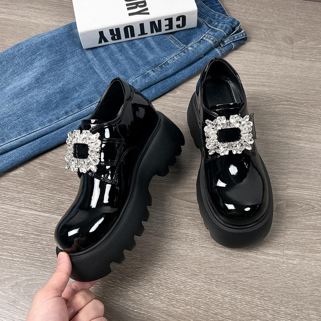 Женские лоферы из лакированной кожи на платформе со стразами, весна 2025, новые, черные, с внутренней танкеткой, в высоком британском стиле, маленькие кожаные туфли