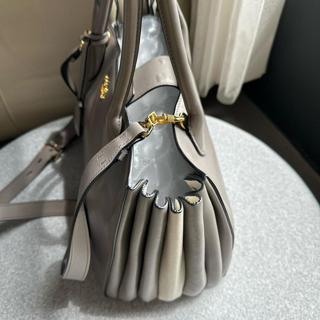 [Pre-Owned] Gray Leather Medium Tote Bag - Excellent #1V1CWGG