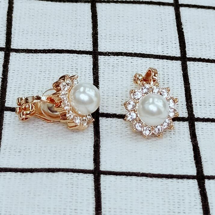 Изысканные клипсы-серьги с цветком из страз и жемчуга, не требующие прокола