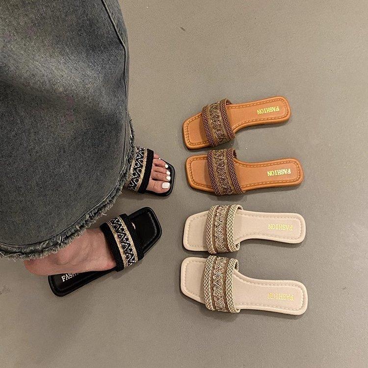 Стильные шлепанцы Xiaoxiangfeng для женщин, чтобы носить летом 2025 года, новые модели с маленькой мягкой подошвой, квадратным носком, пляжная обувь для отдыха на море