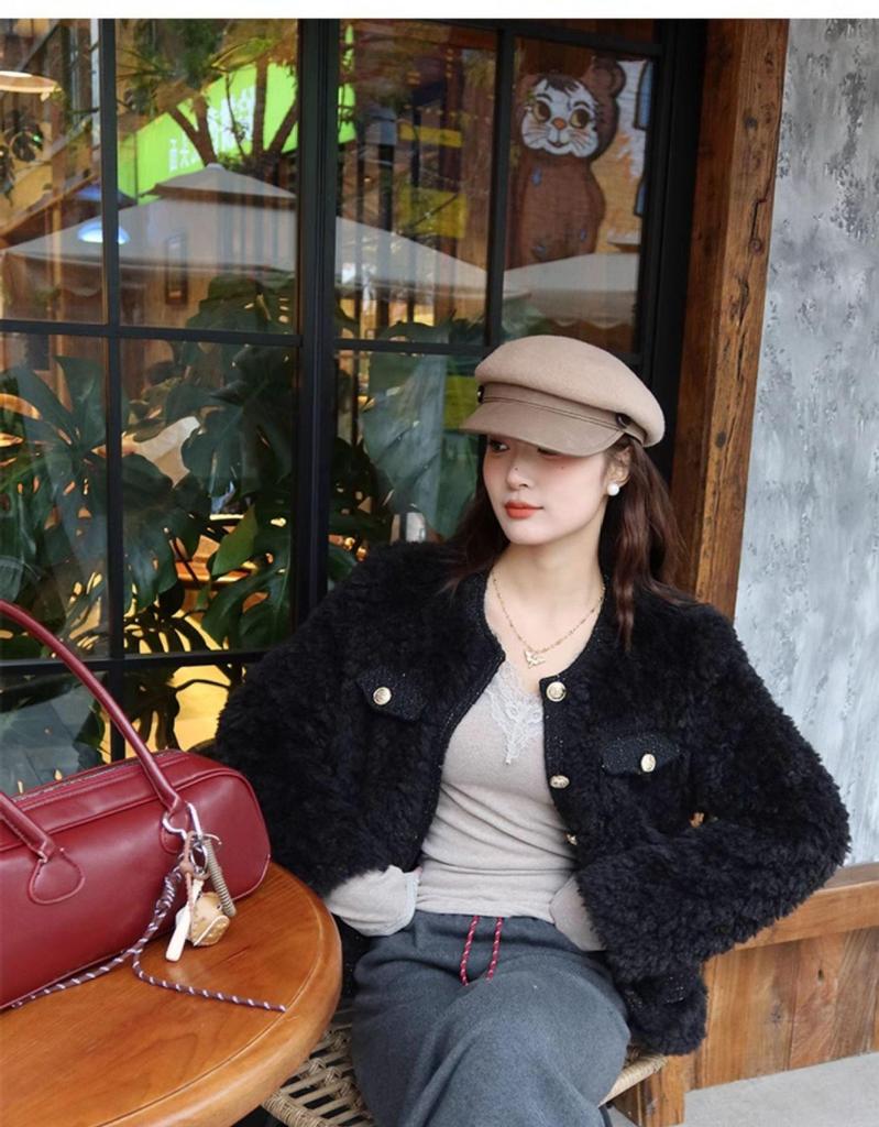 Женская футболка с V-образным вырезом, кружевной отделкой, облегающего кроя, с длинными рукавами и начесом (Коллекция Ранней Осени 2025)