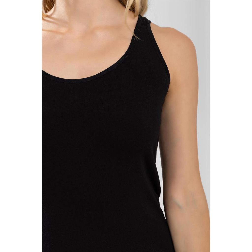 Женская хлопковая однотонная майка с толстым ремнем и глубоким овальным воротником цвета кожи