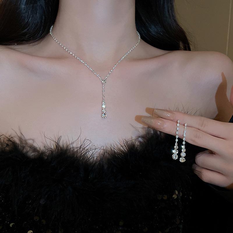 Irregular Diamond Tassel Pendant Necklace, Super Flash, Versatile Clavicle Chain, Elegant High-End Accessory for Women