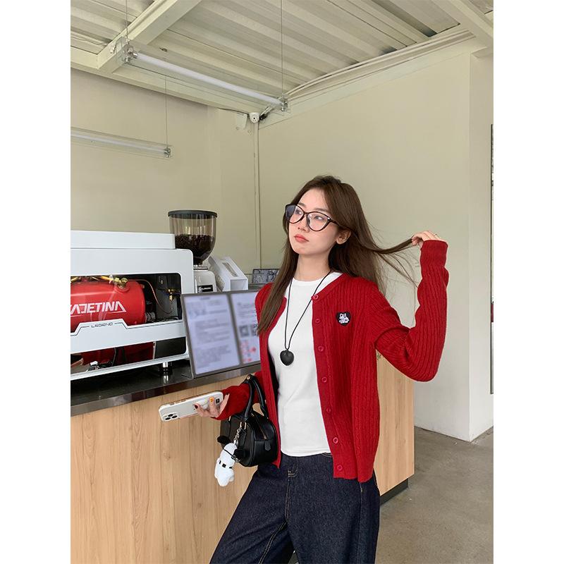 Поздней осенью и ранней зимой серая базовая универсальная рубашка с круглым вырезом и длинными рукавами для женщин в сочетании с облегающим верхом