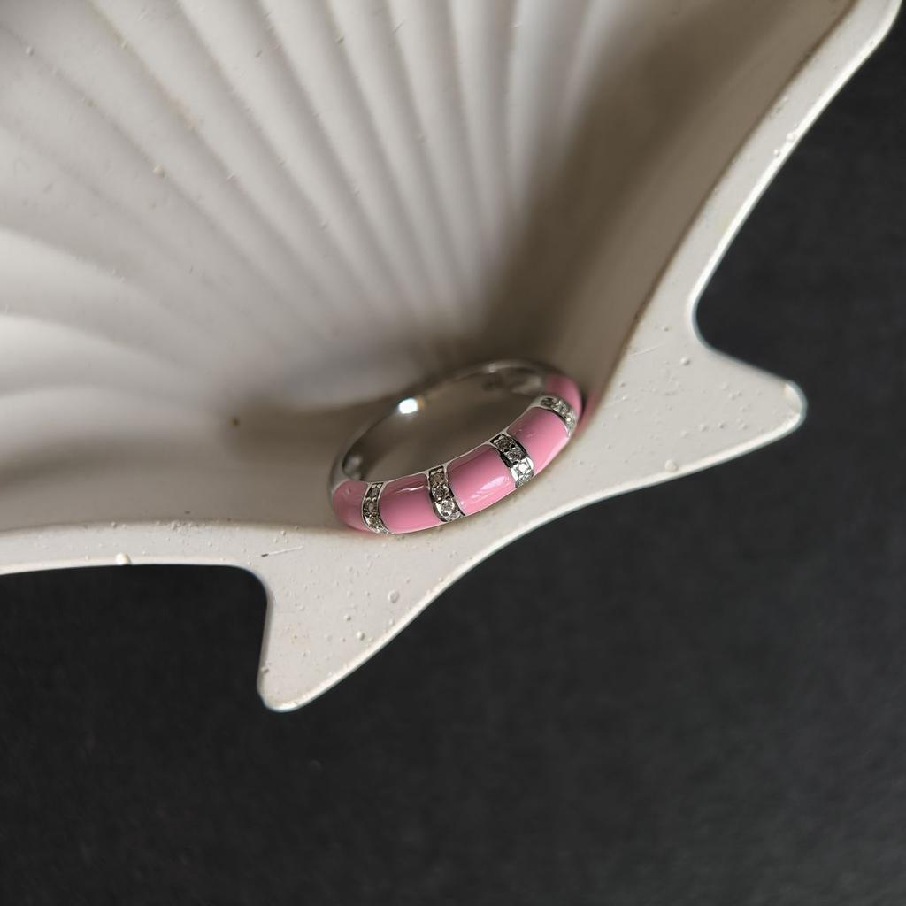 Серебряное кольцо с фианитами, емаллю, вес изделия 2,8 гр (60002188)