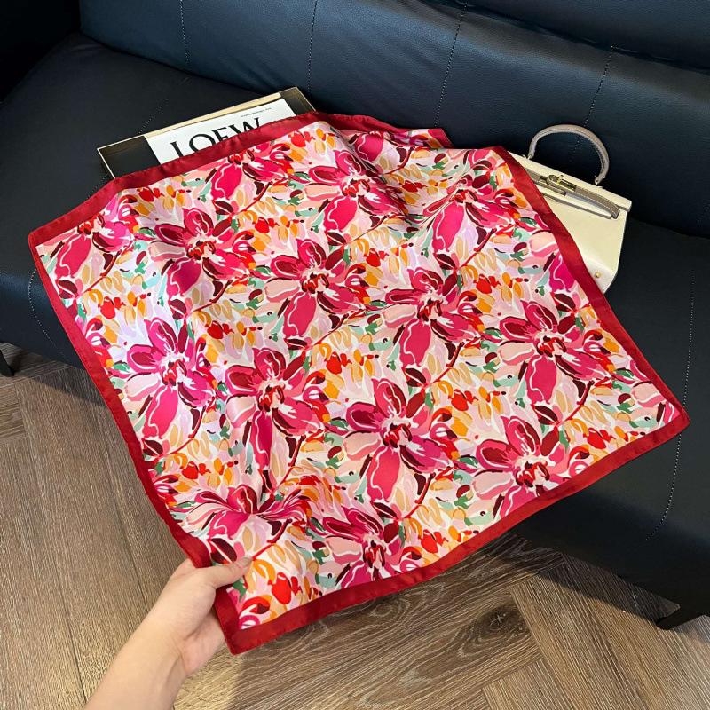 Retro silk scarves for women's new high-end accessories, neck small square scarf, scarf waist, fashionable and versatile, and gifts can be given.