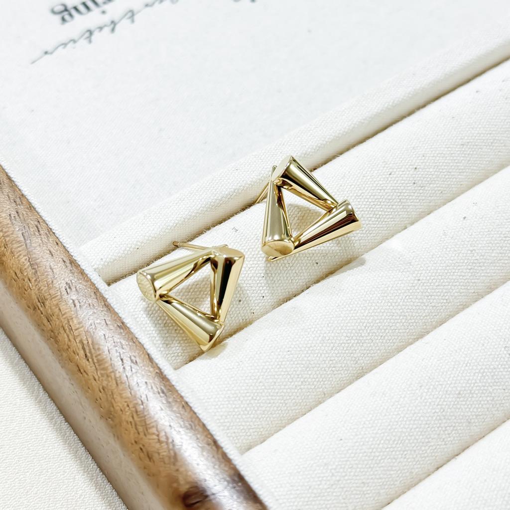 Конические треугольные серьги созданы как изысканные, маленькие, высококачественные, модные, простые и универсальные серьги.