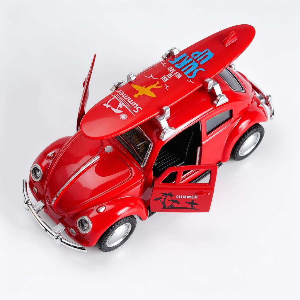 1:36 Красный литой автомобиль Volkswagen Beetle с доской для серфинга, Металлическая модель с механизмом оттягивания и открывающимися дверями, Ретро-игрушка для летнего пляжа для детей
