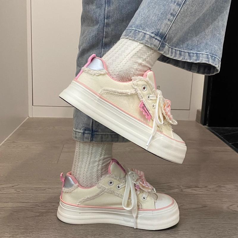 Мода 2024 года. Новые парусиновые туфли. Женские кроссовки на толстой подошве. Новые повседневные туфли с бантами и шнуровкой. Женские белые туфли для скейтбординга на шнуровке.