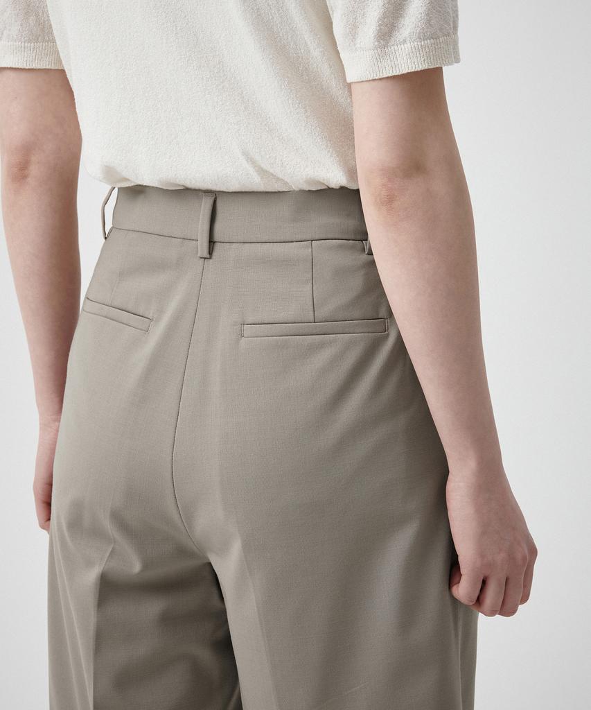 MUSINSA STANDARD WOMAN Women'S Summer Wool Bermuda Hidden Elastic Waist Half Slacks [Light Beige]
