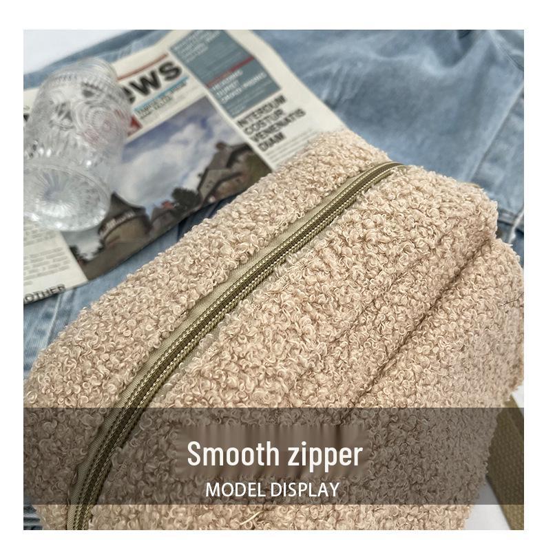 Сумка кроссбоди из овечьей шерсти в корейском стиле - Трендовая однотонная маленькая квадратная сумка на плечо Осень/Зима 2025