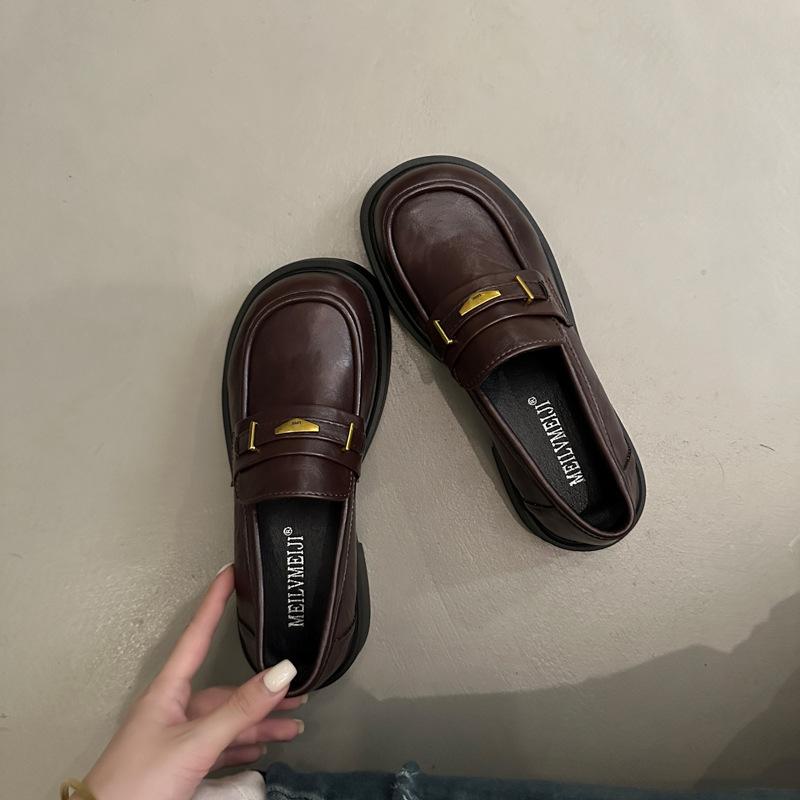 Женские лоферы на платформе 2025 новая осень британский стиль маленькие кожаные туфли черные для работы педаль с юбкой одинарные туфли