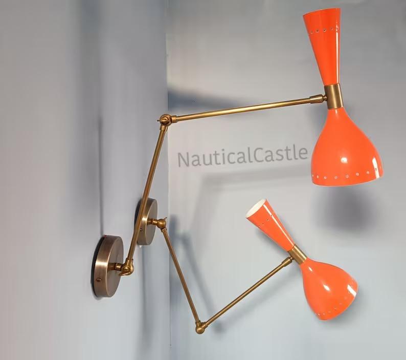Пара оранжевых настенных светильников-диаболо: Итальянские латунные лампы для чтения середины века