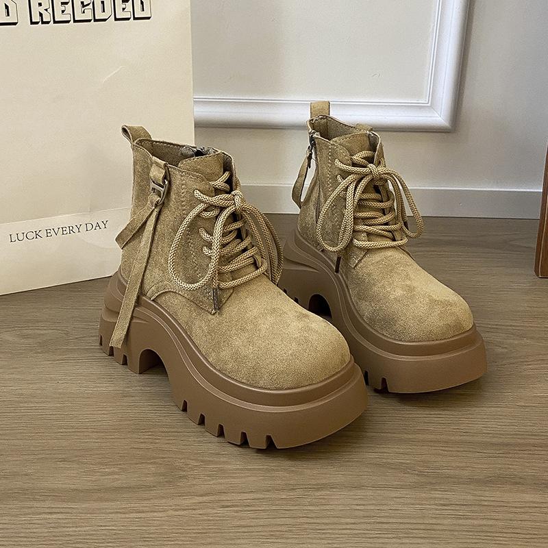 Ретро ботинки Мартин на толстой подошве с увеличением высоты для женской коллекции осень 2025, новые модные облегающие короткие ботинки на шнуровке цвета ревеня