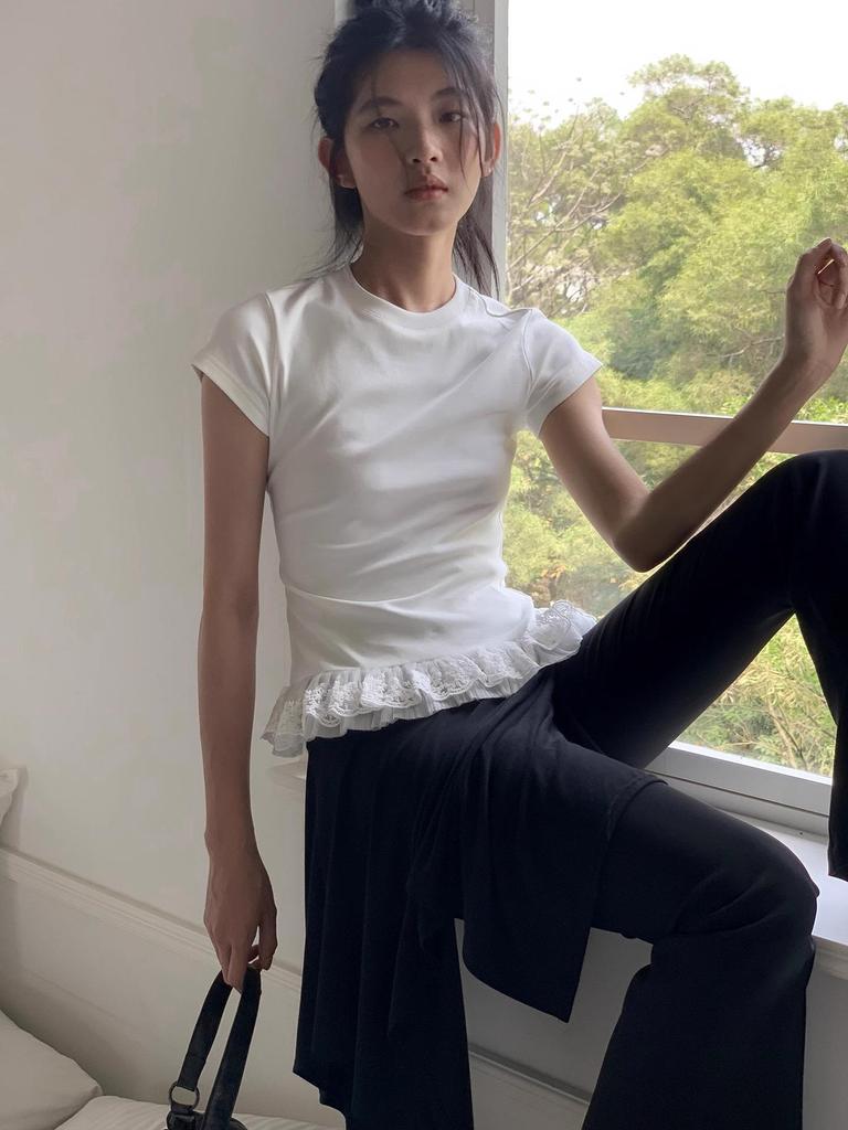 Женская белая футболка с коротким рукавом прилегающего силуэта в балетном стиле с кружевной отделкой - Коллекция Лето 2025