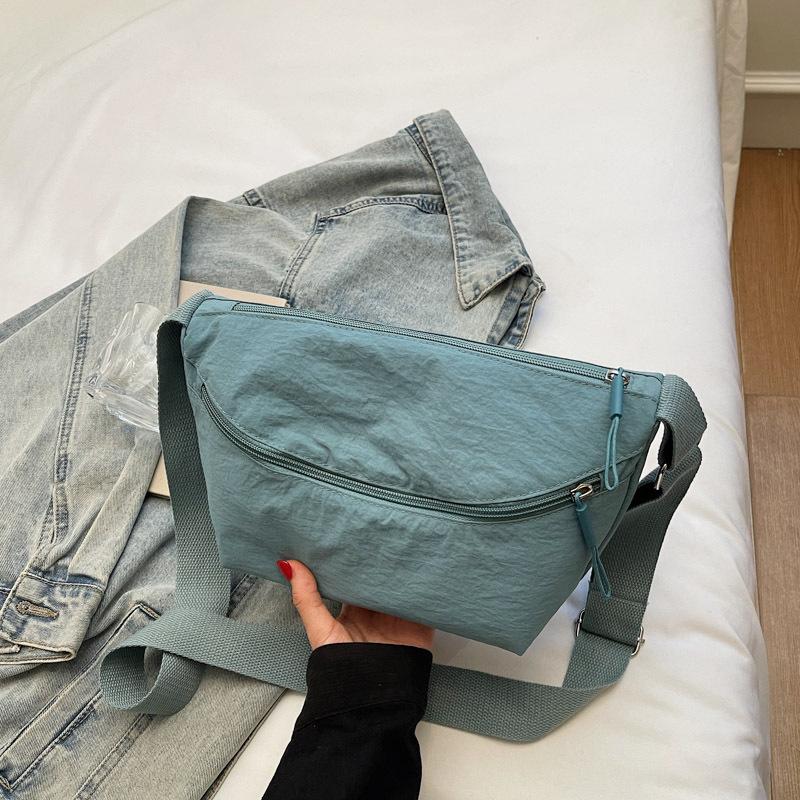 Casual and lightweight nylon cloth bag women's 2025 autumn new simple shoulder bag commuter niche messenger bag