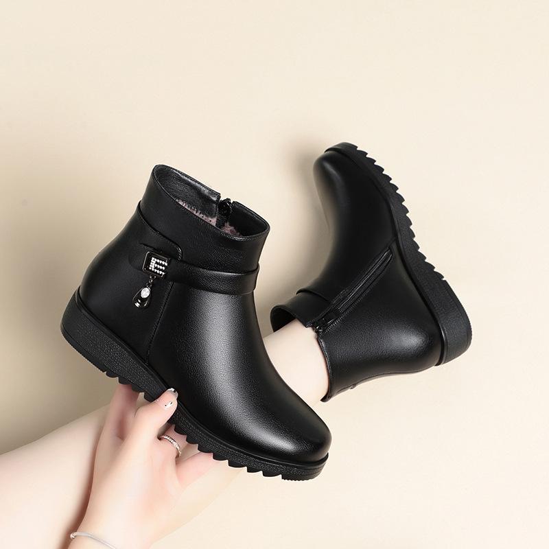 Mom Short Boots Autumn and Winter Shoes New Soft Leather Cotton Shoes Flat-soled Warm Boots Women's Velvet Leather Shoes    and Elderly Women's Shoes