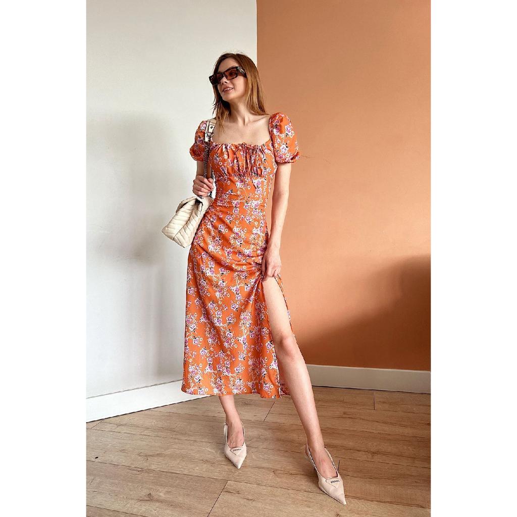 Платье с разрезом и цветочным узором