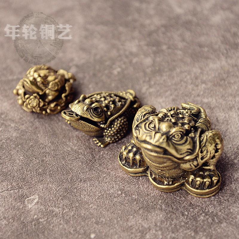 Brass Toad Figurine Desk Decor Feng Shui Wealth Symbol Handheld Copper Ornament Tea Table Home Office