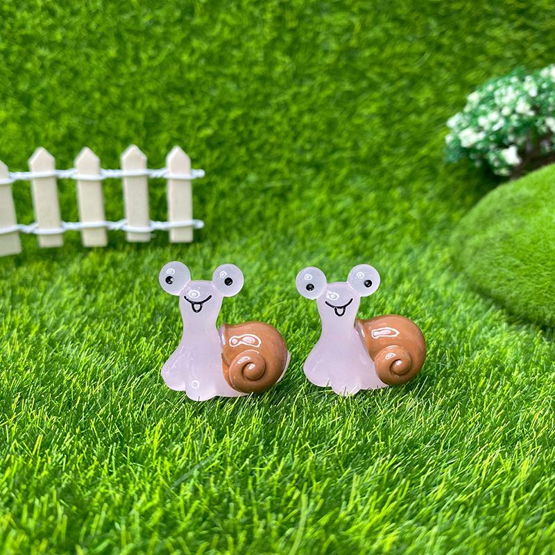 2Pcs Glowing Mini Snails Miniature Moss Micro Landscape Decoration Glow In The Dark Snails Figurines Fairy Garden Accessories