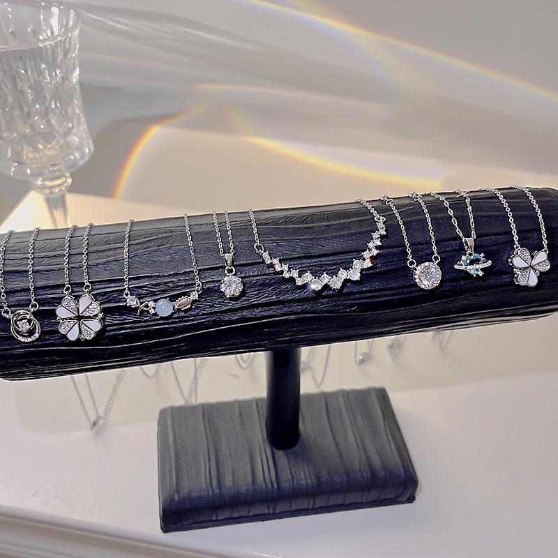 Butterfly Pearl Necklace for Women: High-End Titanium Steel Clavicle Chain Inspired by Internet Trends.