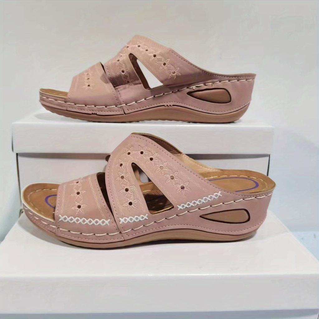 Удобные женские босоножки на танкетке с супинатором и цветочной вышивкой