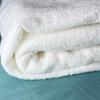 Двусторонняя махровая ткань: Плотная, впитывающая ткань махрового халата из 100% хлопка