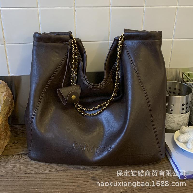 Ретро сумка женская большой вместимости 2025 новая осень и зима универсальная простая сумка через плечо премиальная текстура сумка-тоут для поездок