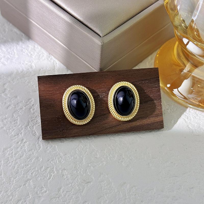 2026 Vintage Relief Black Stone Stud Earrings for Women Chic Retro Round Earings Minimalist Elegent Classic Jewelry Daily Wear
