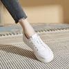 Маленькие белые туфли из натуральной кожи с первым слоем, женские универсальные весенне-осенние новые повседневные туфли на плоской подошве, утягивающие кроссовки