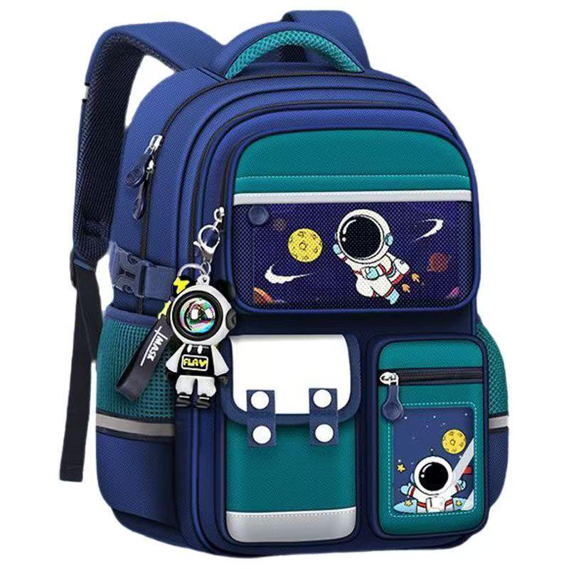 Школьный рюкзак для мальчиков младшего школьного возраста на космическую тематику с защитой позвоночника и снижением нагрузки.