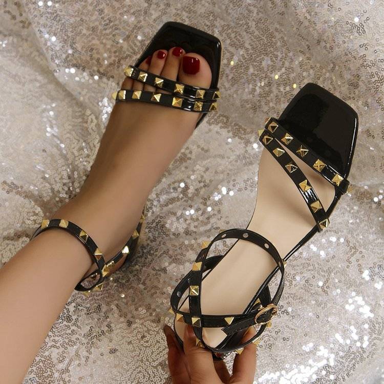 2024 новая женская обувь на низком каблуке 40 сандалии-гладиаторы на толстом каблуке для полных ног женская модная универсальная обувь сандалии с открытым носком и заклепками