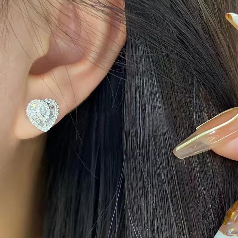 Любовь к украшениям женщины, изысканные серьги с микро-инкрустацией цирконами, популярные серьги-сердечки для женщин