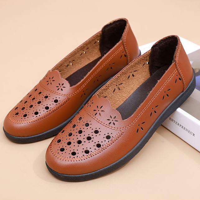 Сандалии для мамы, летние сандалии, дышащие модные туфли из полой кожи, нескользящая женская обувь на плоской подошве с мягкой подошвой