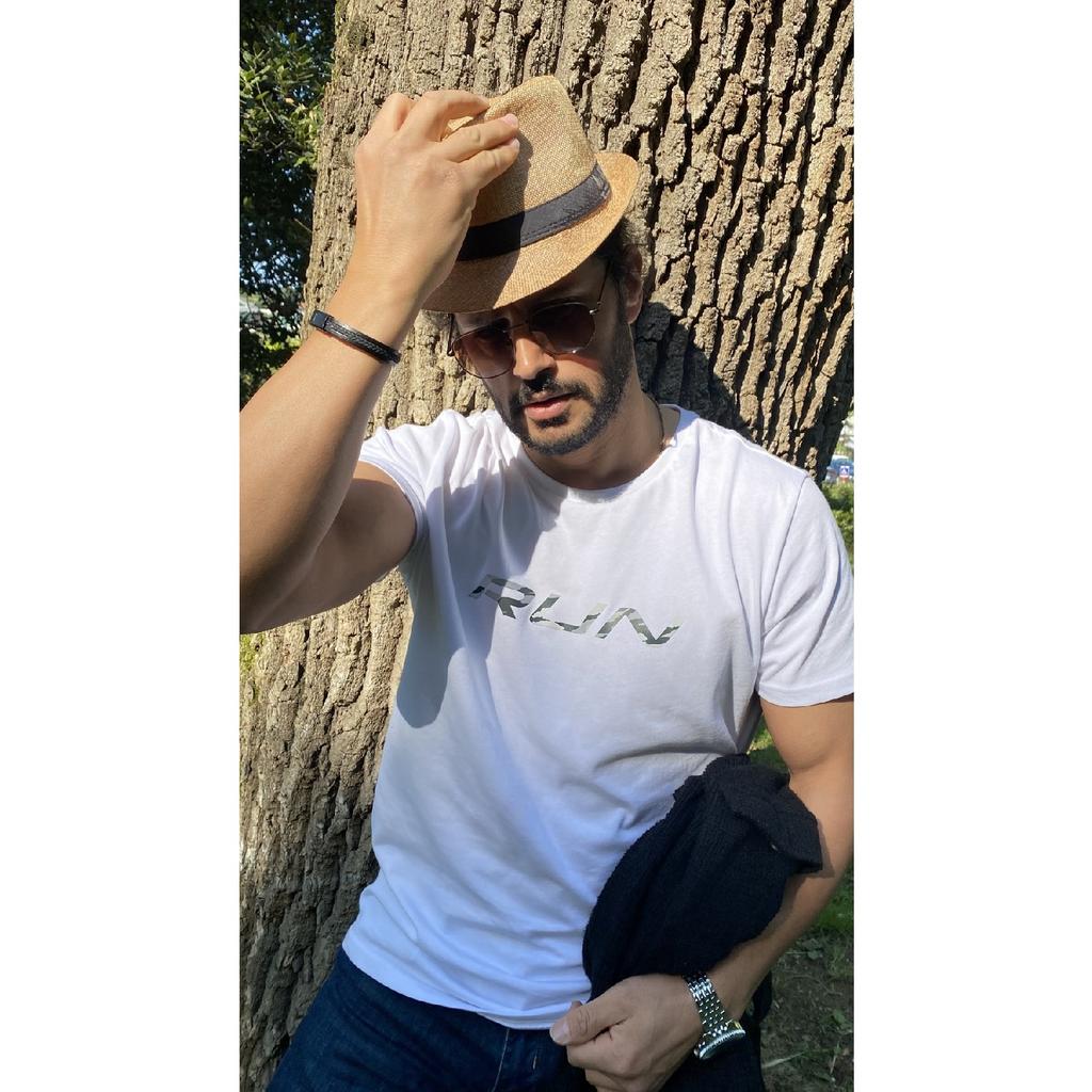 Ковбойская модель мужского пола в соломенной шляпе