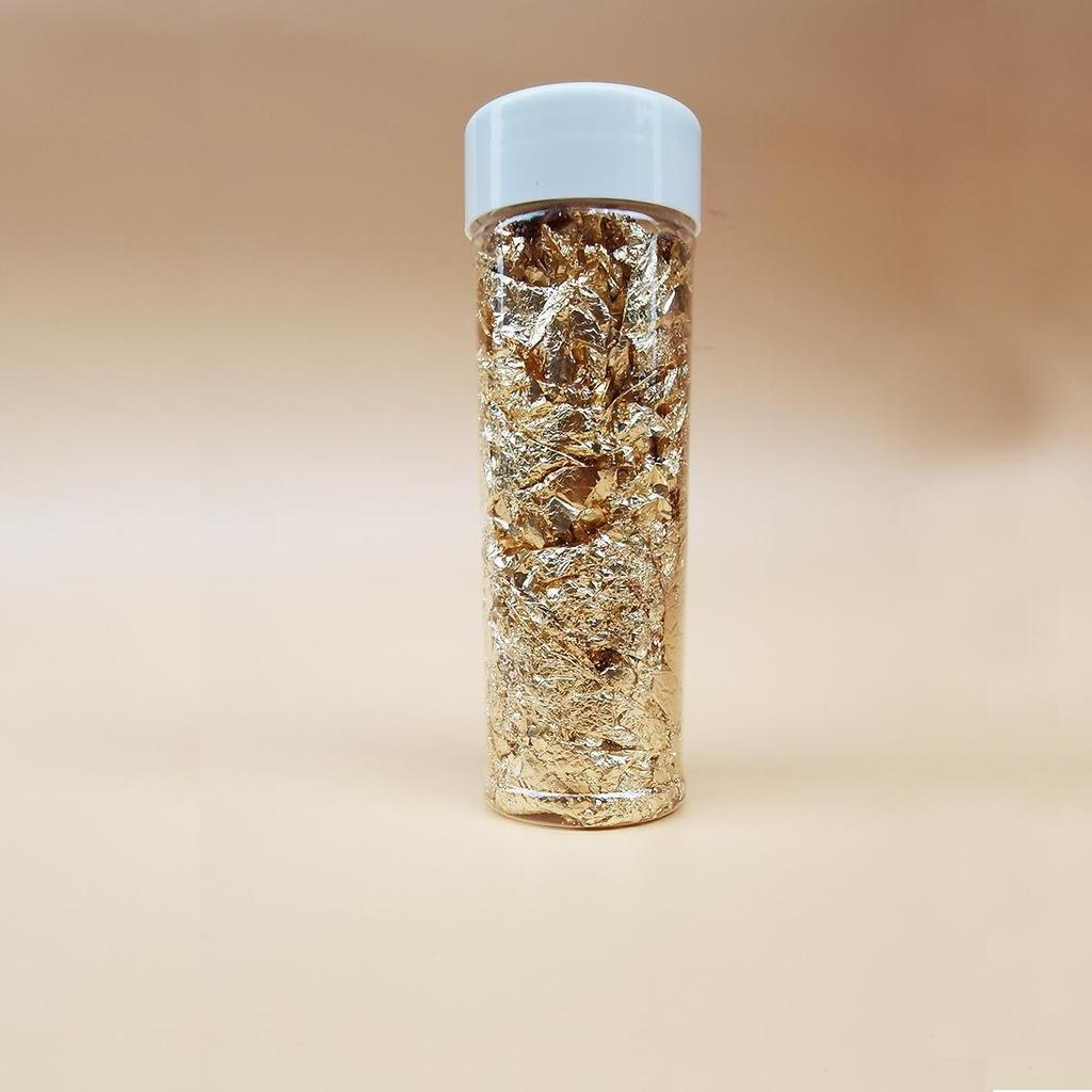 Фрагменты золотой, серебряной, медной и алюминиевой фольги для нейл-арта и декора