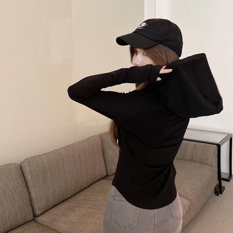 Женская осенняя футболка с капюшоном и длинным рукавом приталенного силуэта