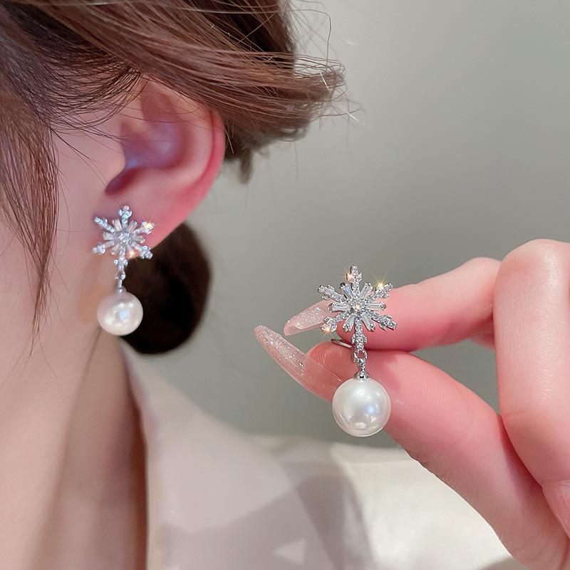Christmas Shiny Rhinestone Pearl Snowflake Drop Earrings Stud for Women Crystal Zircon Dangle Earrings Party Jewelry Gift
