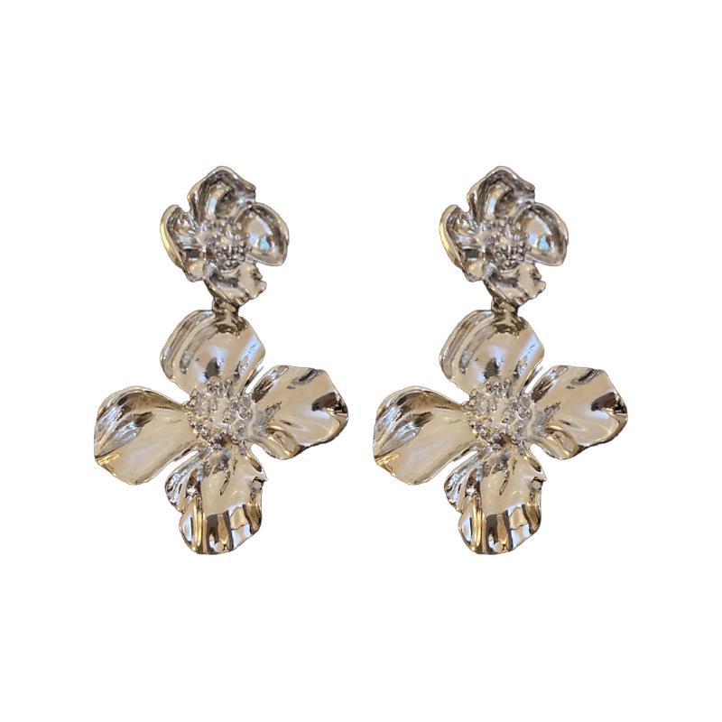 Серебряные серьги-подвески в виде цветка в холодном стиле «Игла» — элегантный, модный, роскошный дизайн высшего класса