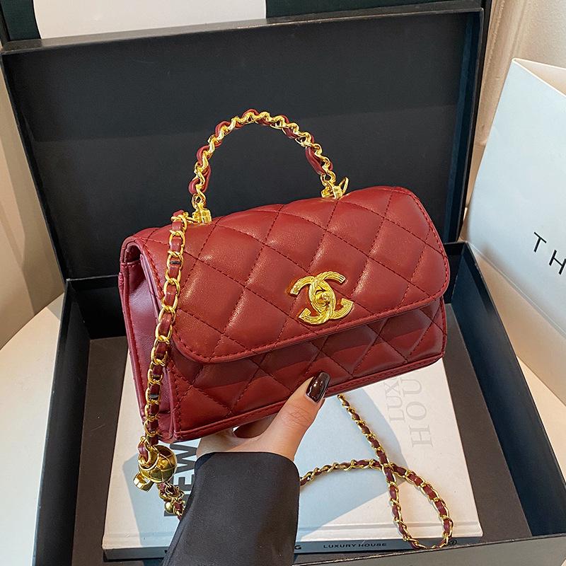 Маленькая сумка кроссбоди Xiangfeng Mini с цепочкой в виде ромбиков и золотым шариком - Красная, Осенняя мода