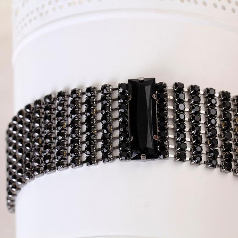 Блестящий широкий браслет с чёрными кристаллами
