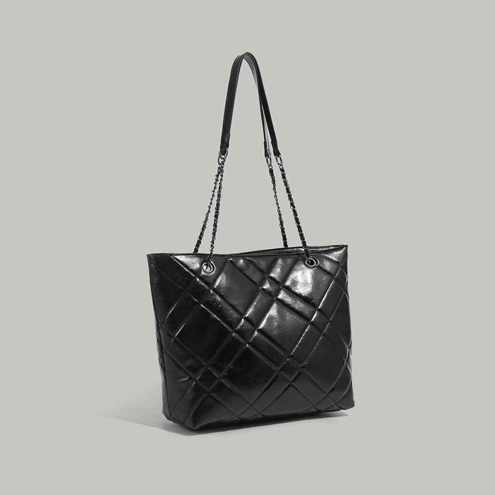 This year's popular 2025 new versatile quilted shoulder tote bag with a simple and relaxed feel, crossbody small bag