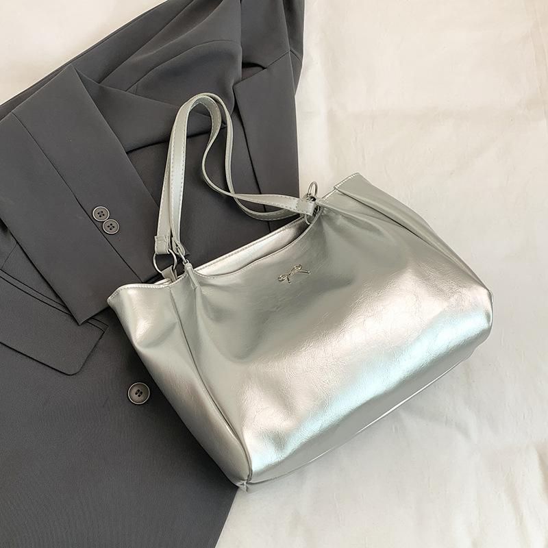 2025 Summer New Solid Color Simple Wind Large Capacity Casual Fashion Hong Kong Style Bright Underarm Shoulder Tote Bag