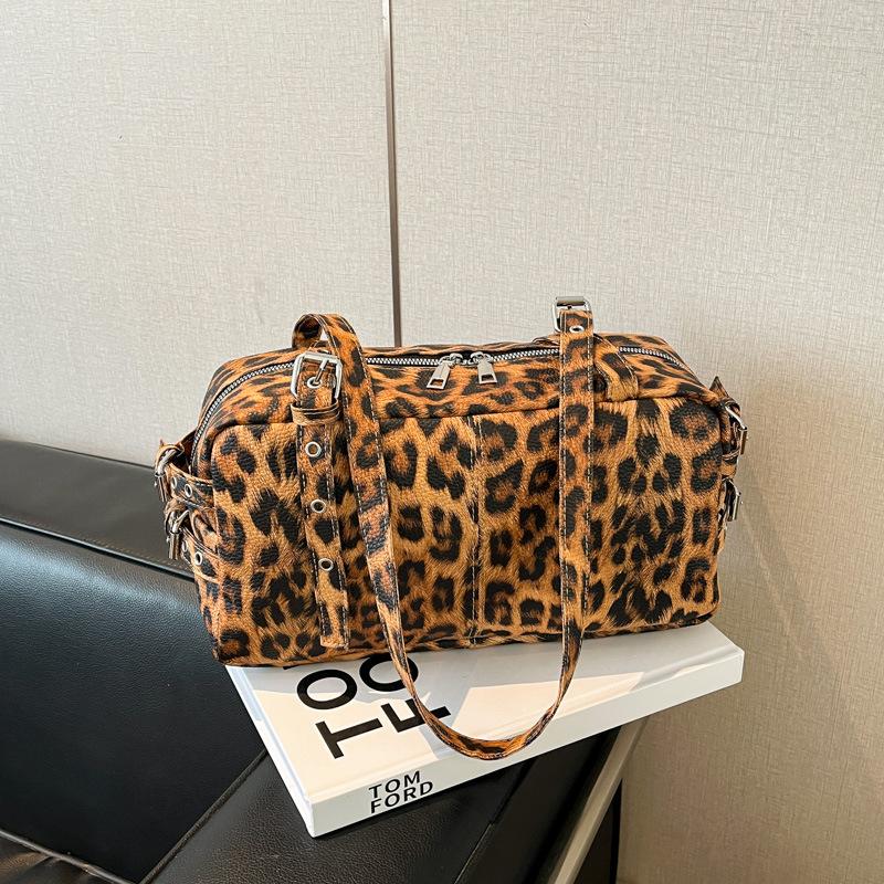 Сумки нишевые сумки под мышкой женские сумки 2025 новые сумки-подушки с леопардовым принтом модные наплечные сумки-боулинги