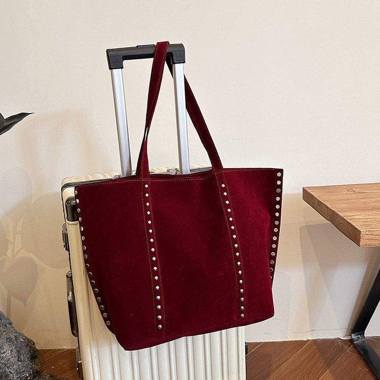 Дизайнерская сумка-тоут через плечо из искусственной замши с заклепками, большая вместимость, сумка-шоппер, зимние сумки, кофейный, черный, CLE