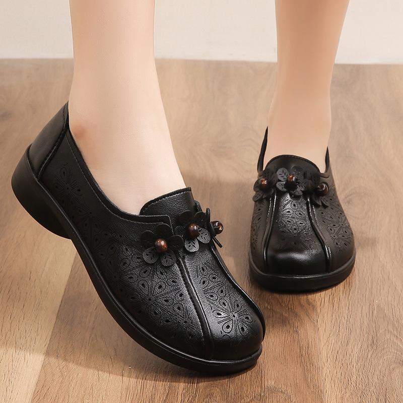 Туфли из натуральной кожи для пожилых мам. Сандалии. Туфли из натуральной кожи с мягкой подошвой. Туфли с перфорацией на плоской подошве.