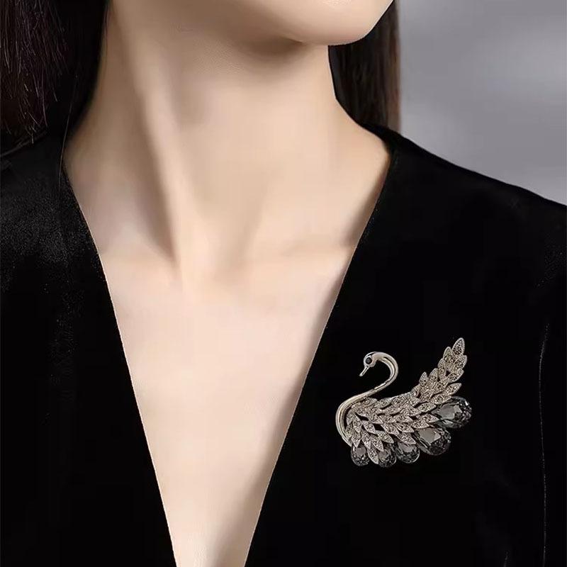 Light Luxury Retro Swan Brooch, High-end Women's Exquisite and Luxurious Animal Brooch, Elegant and Versatile Suit Pin