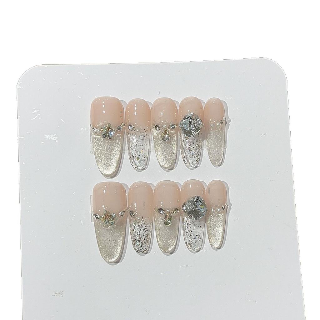 Луна садится, и галактика вспыхивает белым светом, цвета шампанского, кошачьи глаза, сверкающие блестки, бриллианты K9, темперамент, броня